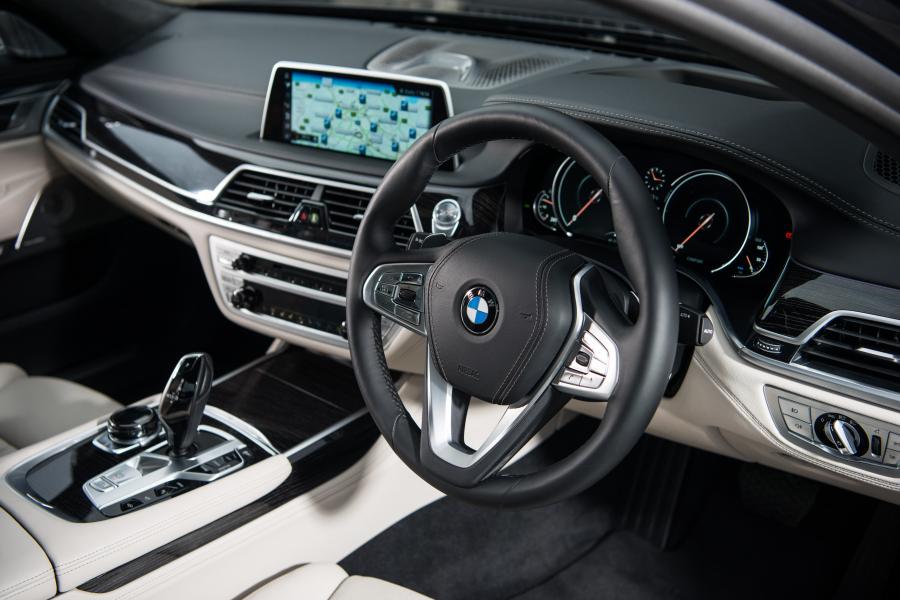 Интерьер BMW 740Le xDrive M Sport 2016 года  (UK) (фото 2 из 14)